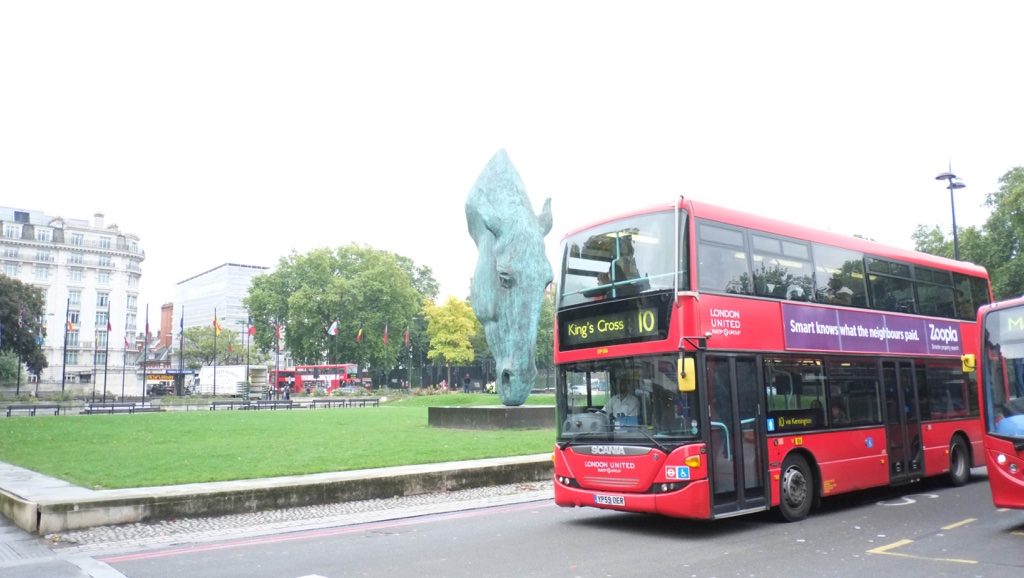 Londra'nın simgelerinden iki katlı kırmızı otobüsler