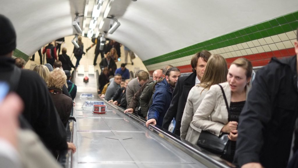 Londra Tube yani Londra metrosu.