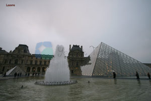 Louvre Paris'in en büyük müzesi