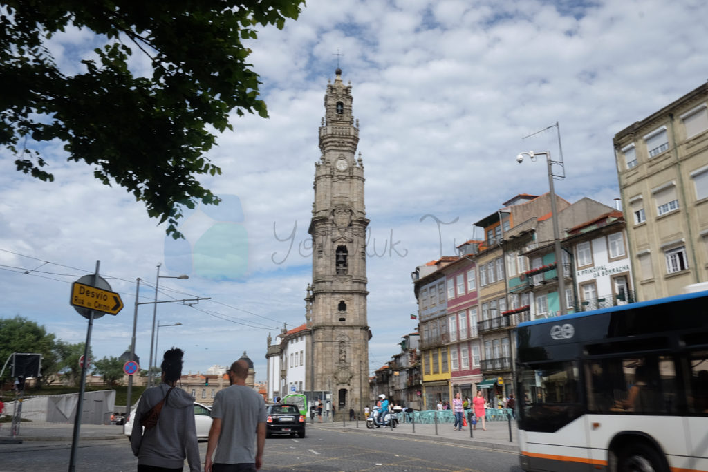 Torre de Clerigos şehrin tam kalbinde Porto'da