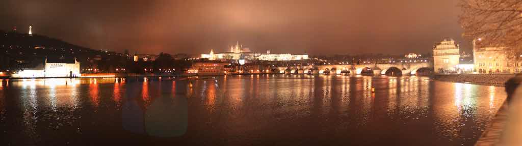 Gece Charles Köprüsü ve Prag Kalesi