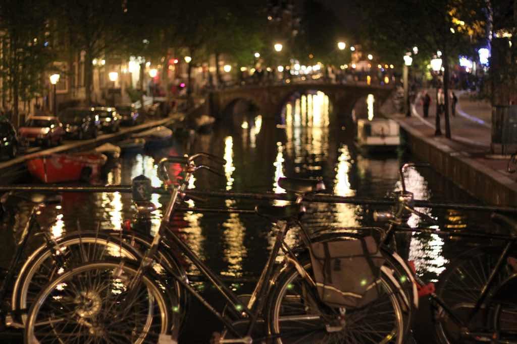 Amsterdam kanalları çok etkileyici.