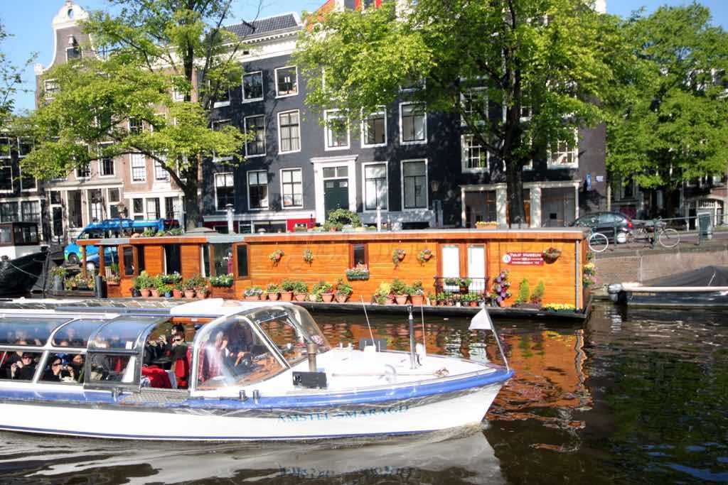Amsterdam kanalları çok etkileyici.