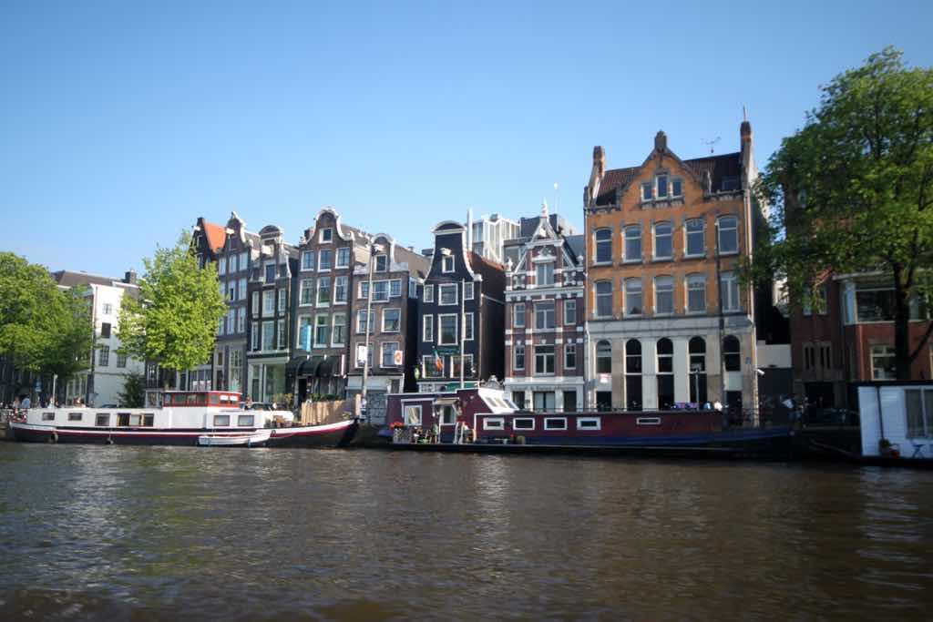 Amsterdam kanalları çok etkileyici.