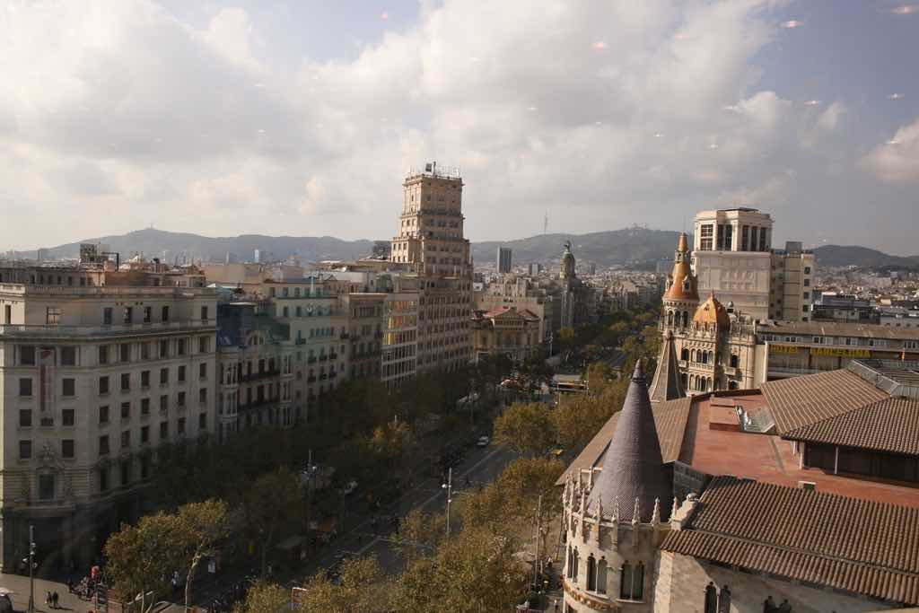 Barselona nın en bilinen caddesi La Rambla