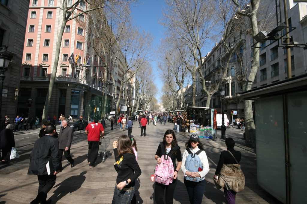 La Rambla Barselona nın en bilinen caddesi
