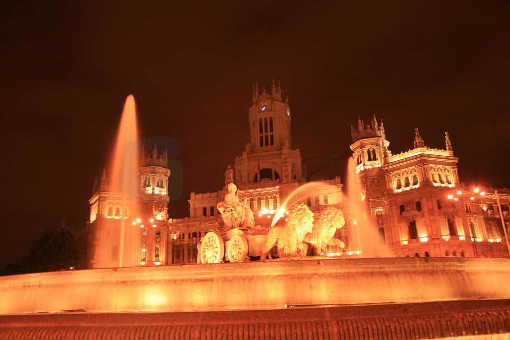 Plaza de Cibelles en önemli meydanlarından.