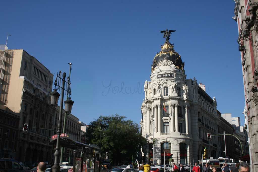 Metropolitan Binası Gran Via üzerinde yer alıyor.