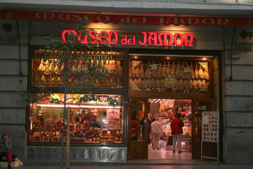 Madrid Museo del Jamon görülmesi gereken bir Şarküteri.