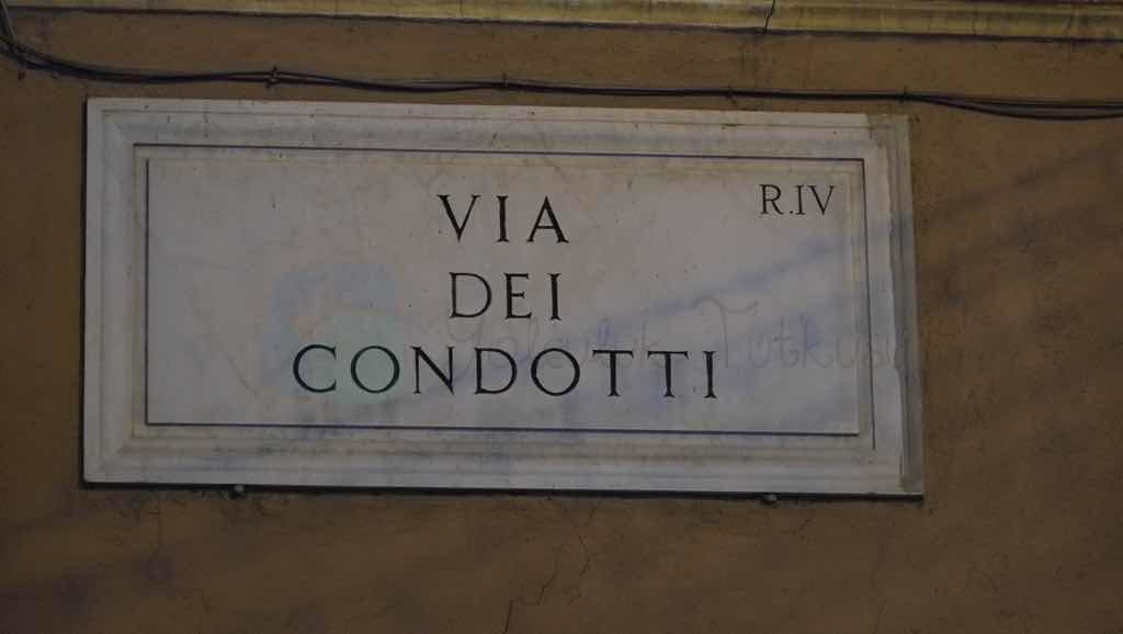 via dei condotti Roma'nın önemli caddelerinden