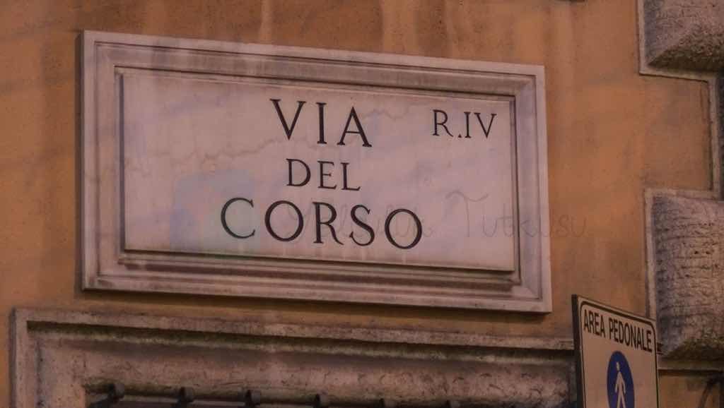 Via del corso Roma'nın önemli caddelerinden