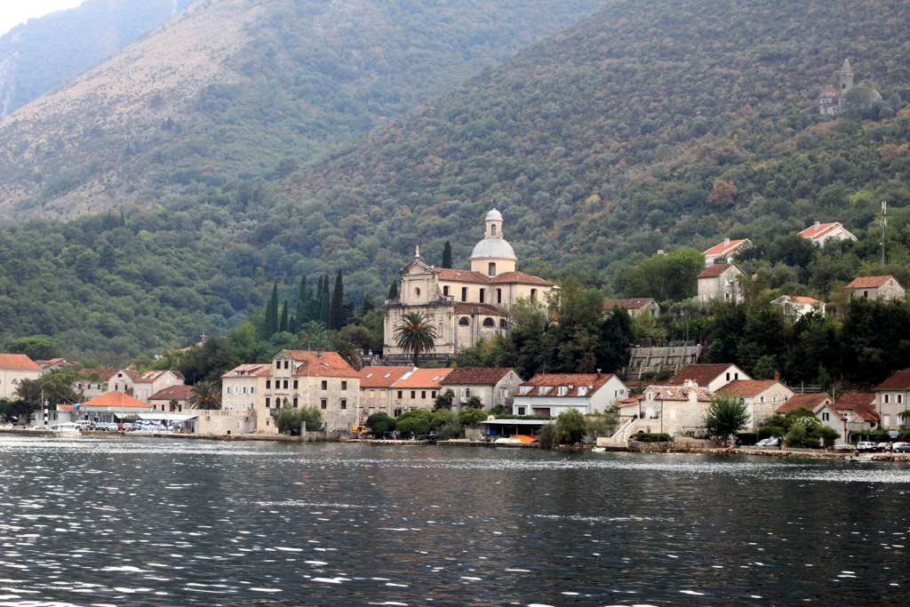 Budva gezisi, Adriyatik kıyılarının turkuaz mavisi sularıyla buluştuğu, tarihin ve modern yaşamın iç içe geçtiği unutulmaz bir deneyimdir. Tarihi sokakları, nefes kesen manzaraları ve canlı gece hayatıyla Budva, Balkan turunuzun en renkli durağı olmaya aday.