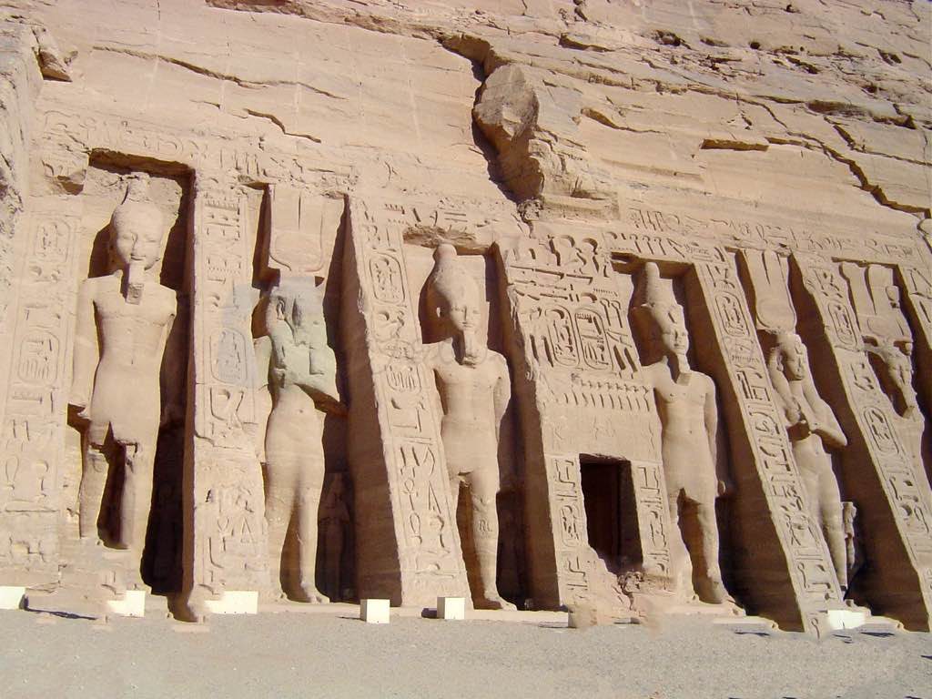 Abu Simbel Tapınağı Aswan'dan günübirlik turla görülebilir.