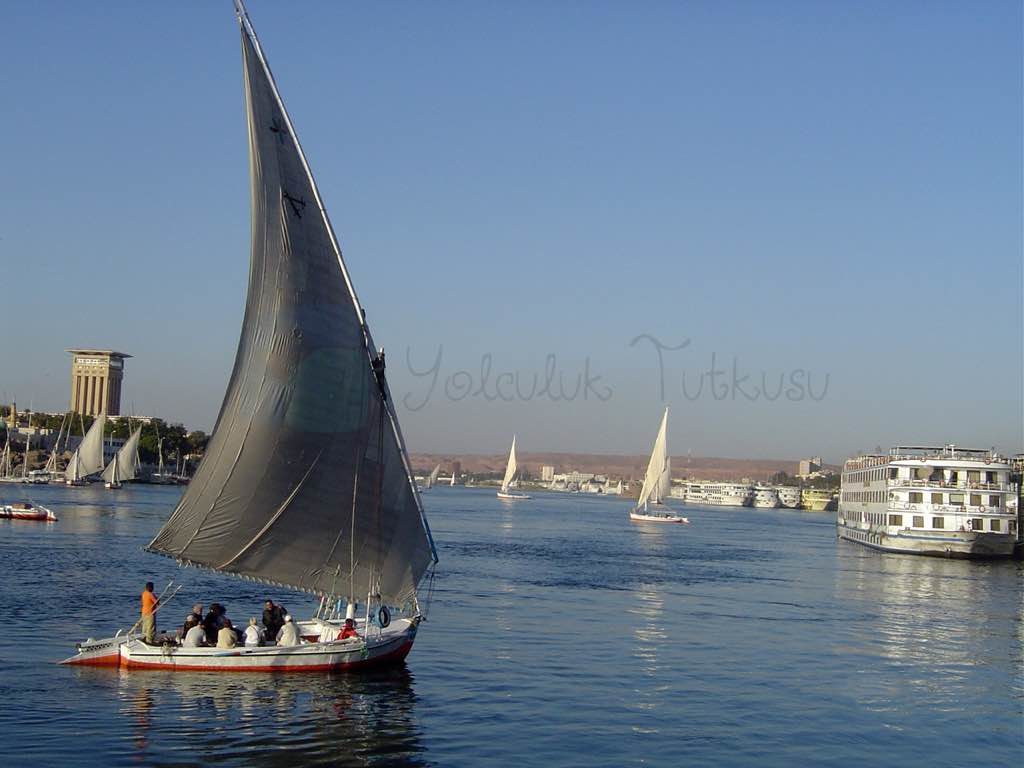 Aswan'da Felluca ve Nehir Gemisi