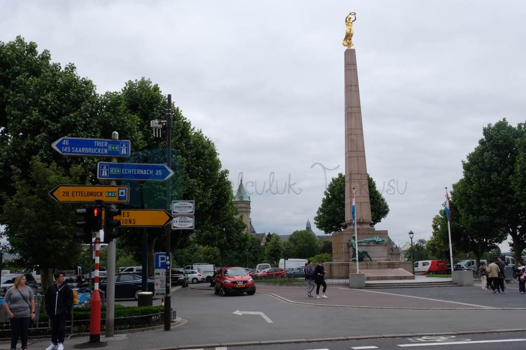 Gelle Fra Heykeli ve Obelisk