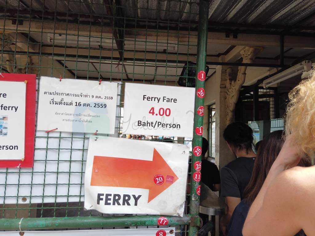Bangkok crossing ferry nehri geçmek için kullanılıyor