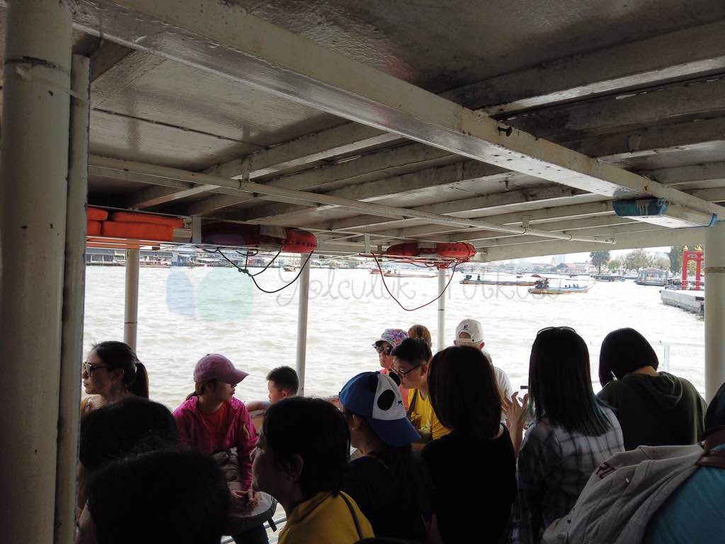 Bangkok crossing ferry nehri geçmek için kullanılıyor