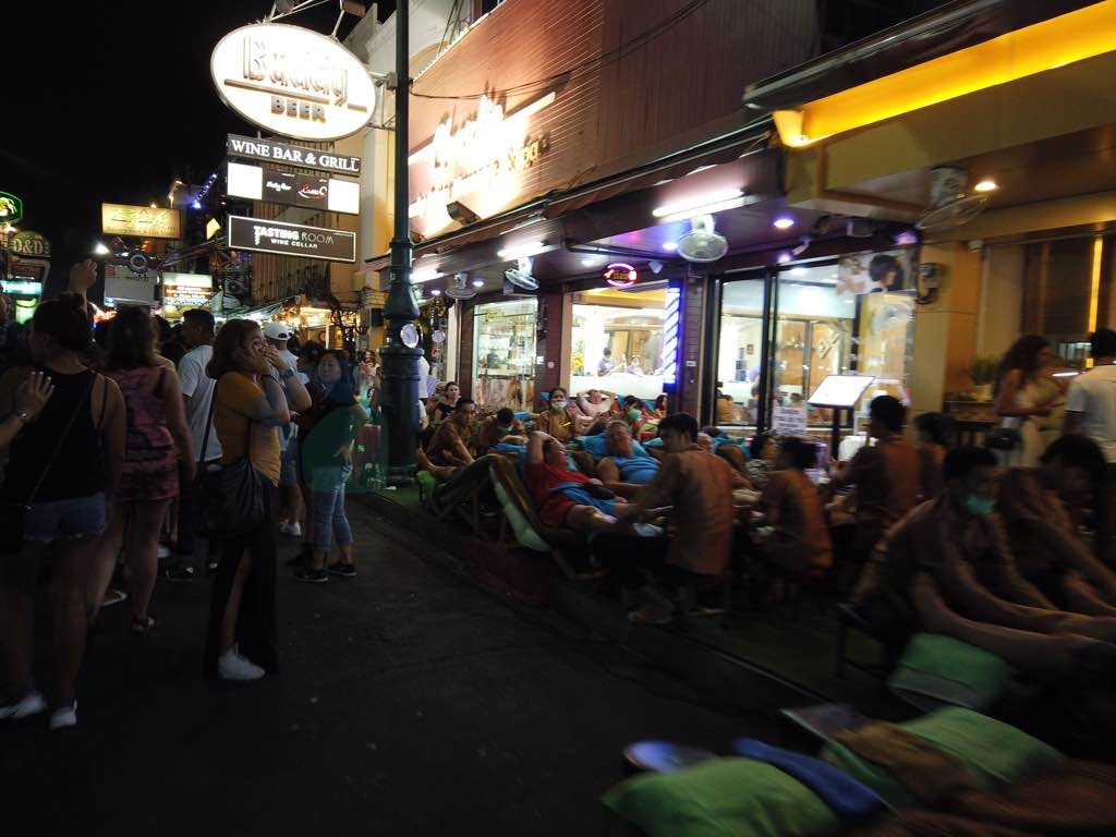 Bangkok Khao San Road tam bir karmaşa