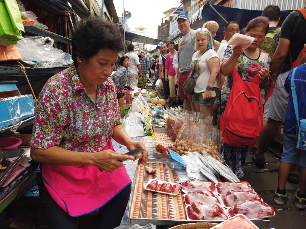 Maeklong Train Market Bangkok ne yapılır listesinde olmalı