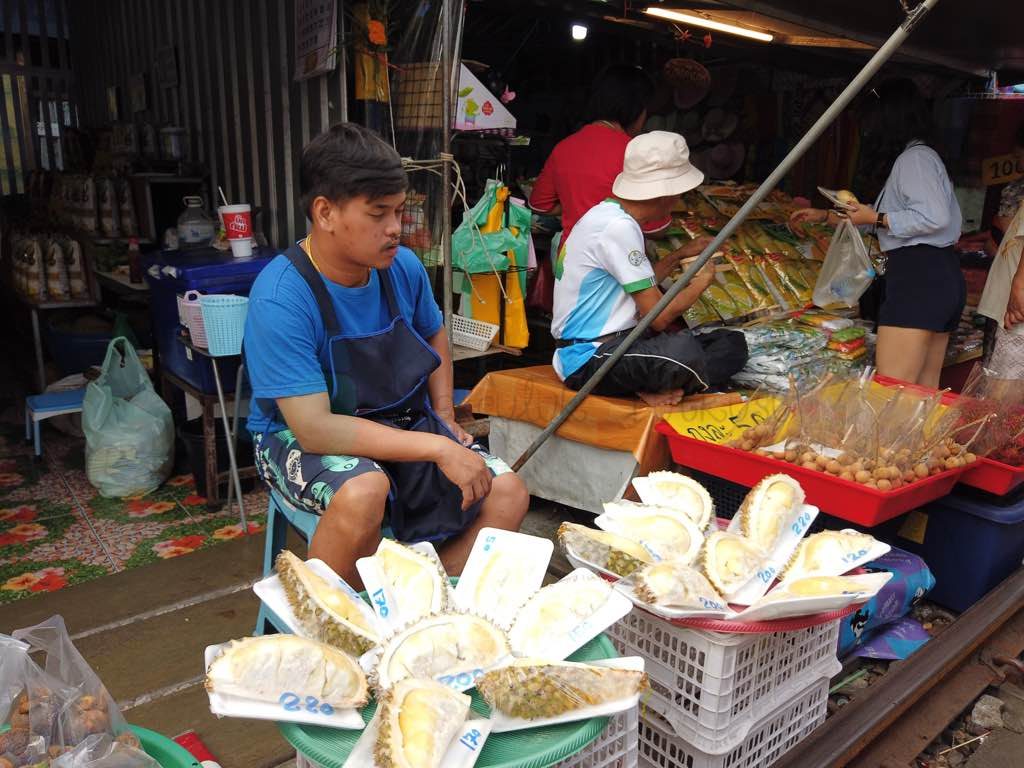 Maeklong Train Market Bangkok ne yapılır listesinde olmalı