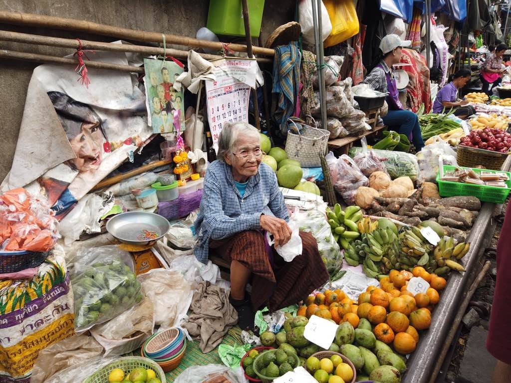 Maeklong Train Market Bangkok ne yapılır listesinde olmalı