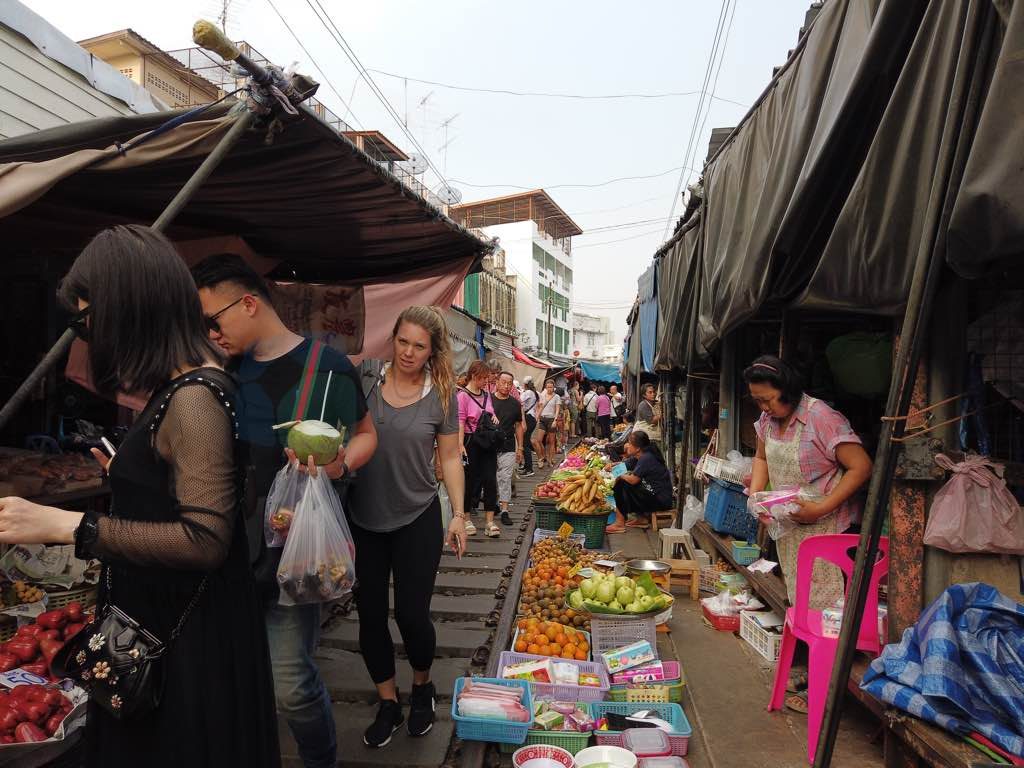 Maeklong Train Market Bangkok ne yapılır listesinde olmalı