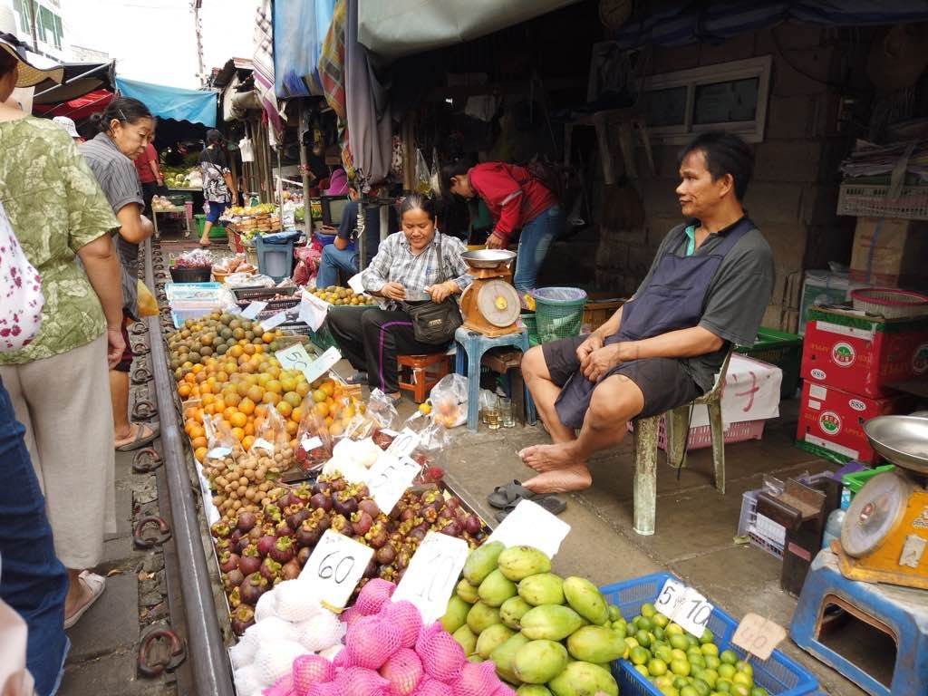 Maeklong Train Market Bangkok ne yapılır listesinde olmalı