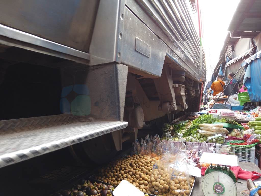 Maeklong Train Market Bangkok gezilmesi gereken yerler listesinde olmalı
