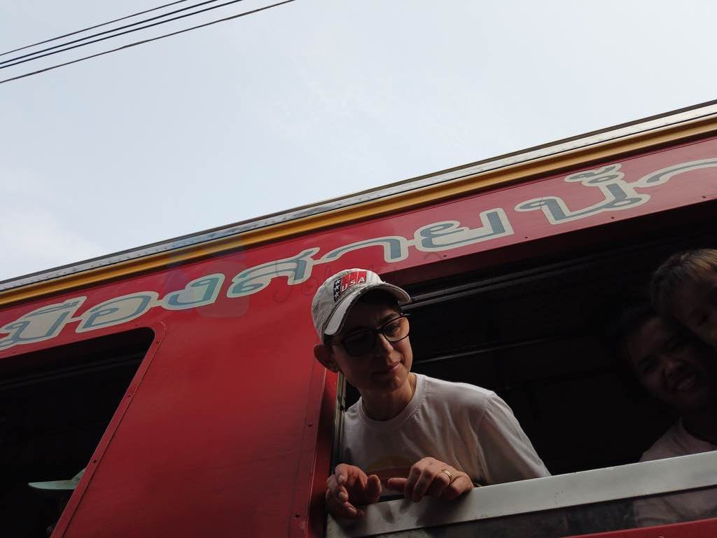 Maeklong Train Market Bangkok ne yapılır listesinde olmalı