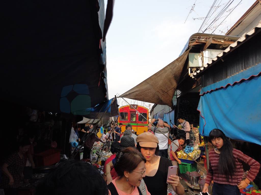 Maeklong Train Market Bangkok gezilmesi gereken yerler listesinde olmalı