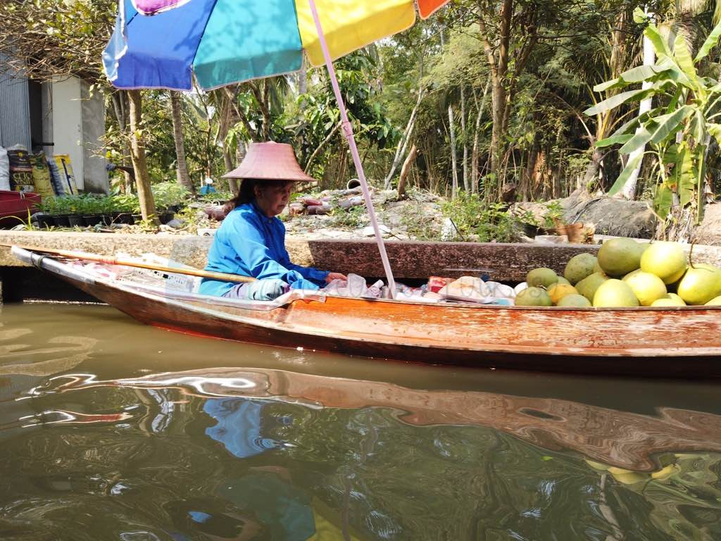 Damnoen Saduak Bangkok'un en büyük yüzen marketi