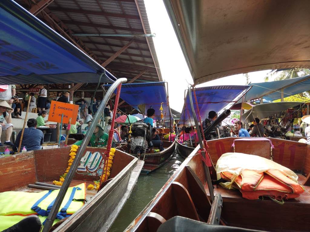 Damnoen Saduak Bangkok'un en büyük yüzen marketi