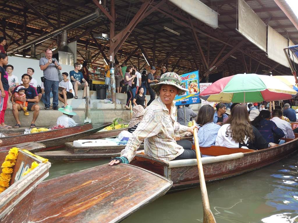 Damnoen Saduak Bangkok'un en büyük yüzen marketi