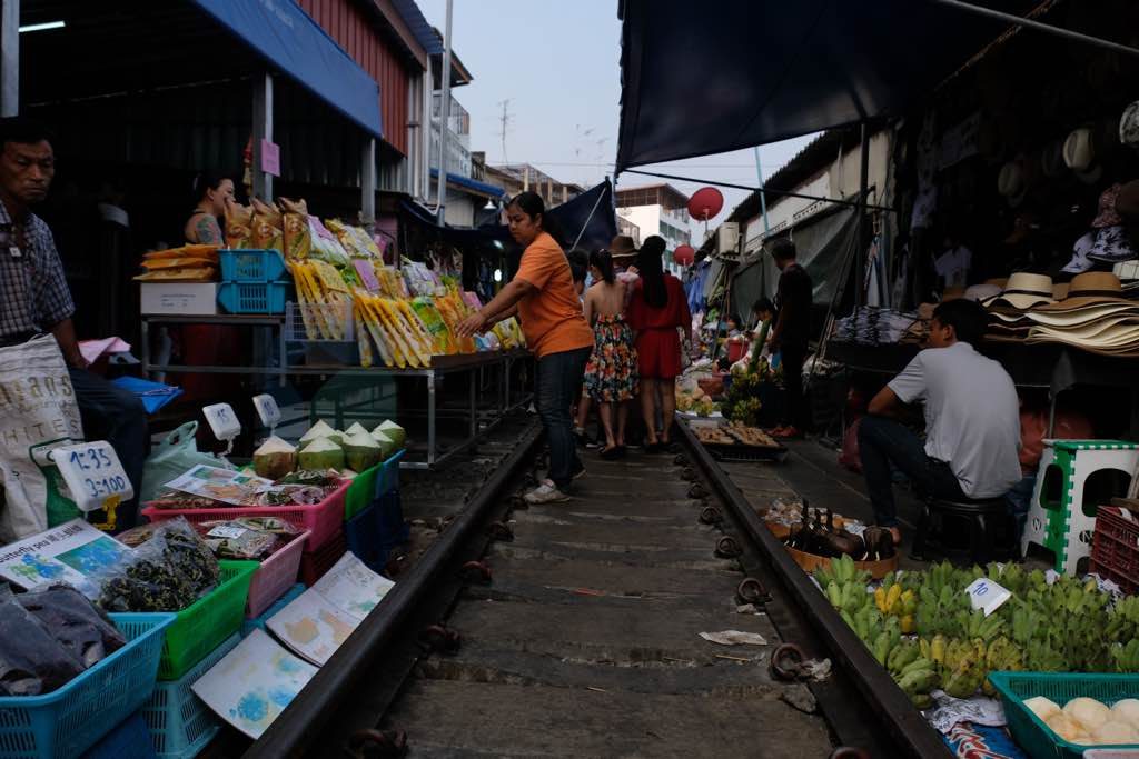 Maeklong Train Market Bangkok gezilmesi gereken yerler listesinde olmalı