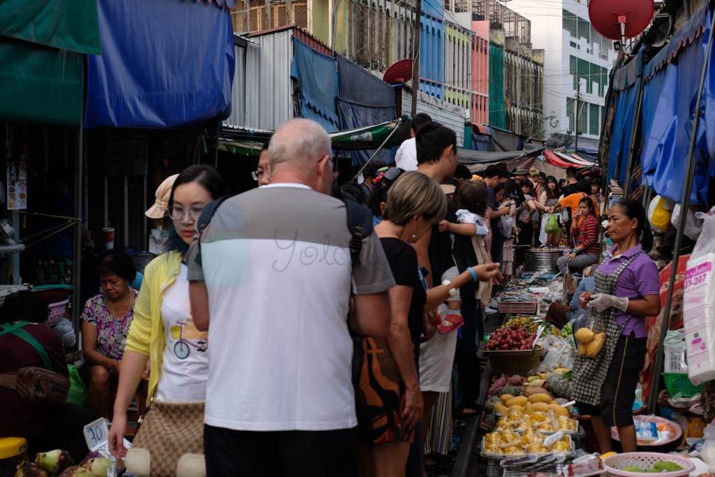 Maeklong Train Market Bangkok gezilmesi gereken yerler listesinde olmalı