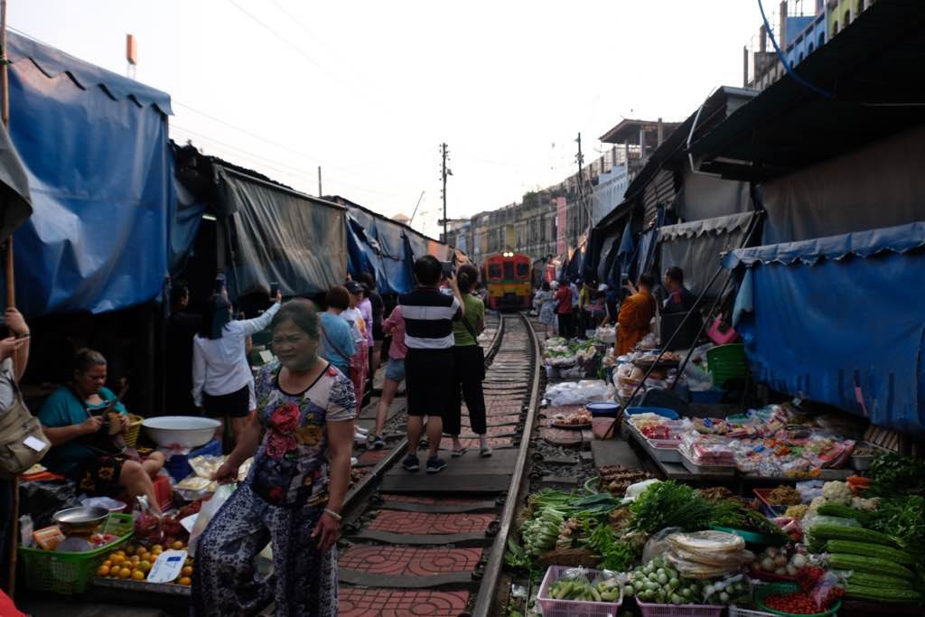 Maeklong Train Market Bangkok görülmesi gereken yerler listesinde olmalı