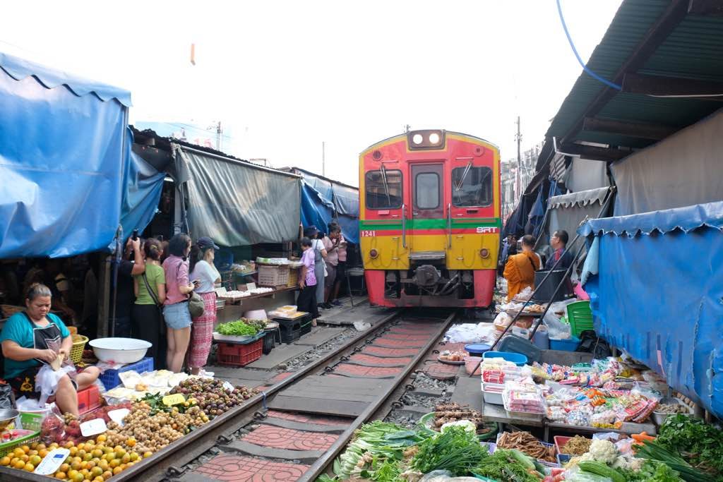 Maeklong Train Market Bangkok görülmesi gereken yerler listesinde olmalı