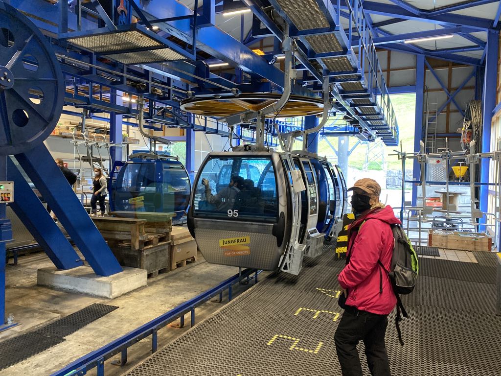 Grindelwald bölgesinde tren ve kablolu ulaşım çok düzenli ve etkili