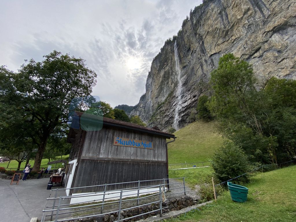 Bu şelale Lauterbrunnen kasabasının sembolğü diyebiliriz